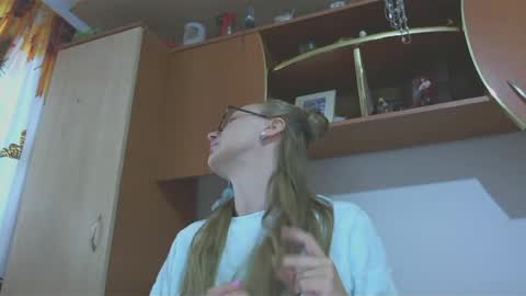 Melly online show from 02-17-25, 07:37