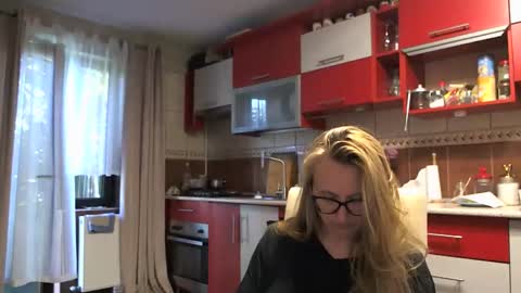 Melly online show from 09-18-25, 06:15