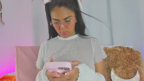 Snapshot of melodymoore_ chatting on 06-20-26, 01:19 Melody online show from 06-20-26, 01:19