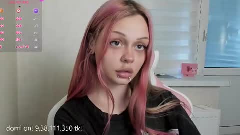Snapshot of melonipinkbb chatting on 07-27-26, 11:28 MELONI online show from 07-27-26, 11:28