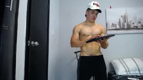Snapshot of menxtop chatting on 05-08-26, 12:49 Tony and David online show from 05-08-26, 12:49