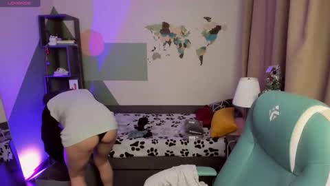 Snapshot of meomeee chatting on 12-17-25, 04:13 Meo online show from 12-17-25, 04:13