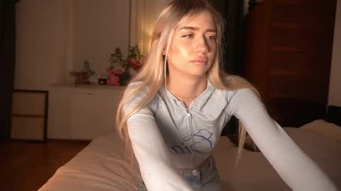 Lara OFFLINE  online show from 04-11-26, 07:18