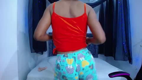 Snapshot of mia__thomson_ chatting on 10-22-25, 12:38 MIA online show from 10-22-25, 12:38