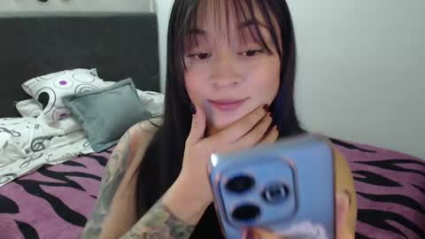 Snapshot of mia_adams_red chatting on 01-08-25, 01:32 mia online show from 01-08-25, 01:32
