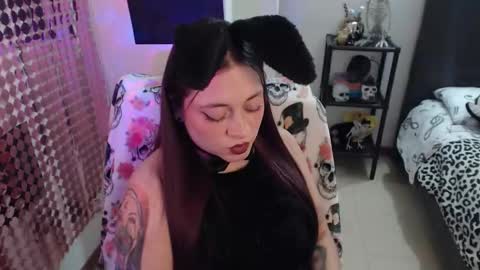 Snapshot of mia_adams_red chatting on 10-01-25, 11:11 mia online show from 10-01-25, 11:11