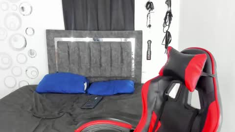 Snapshot of mia_and_kenai chatting on 11-25-25, 12:27 Mia and Kenai online show from 11-25-25, 12:27