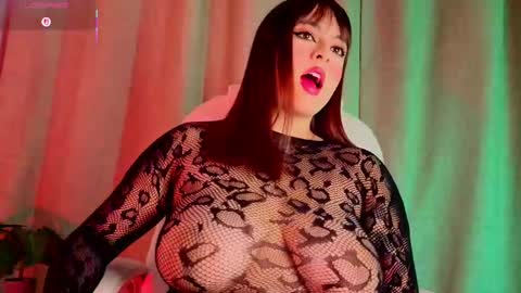 Snapshot of mia_bonneett chatting on 10-05-25, 04:00 online show from 10-05-25, 04:00