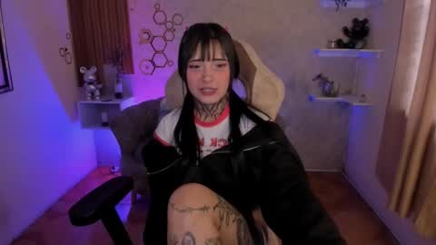 Mia online show from 11-14-25, 05:00