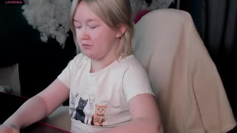 Mia online show from 04-26-26, 02:31