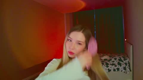 Mia online show from 02-10-25, 06:31