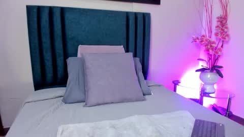 Mia online show from 03-24-26, 12:15