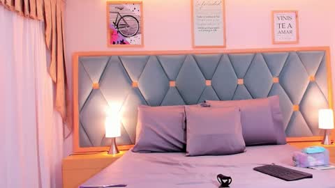 Mia online show from 11-17-25, 04:18