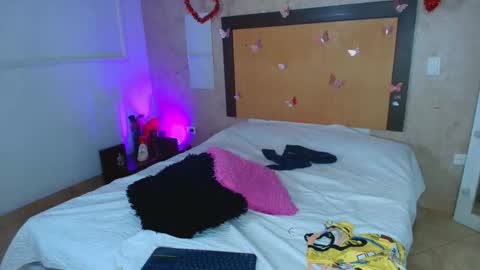 MIALOPEZ      .     Y      .      online show from 02-24-26, 08:18