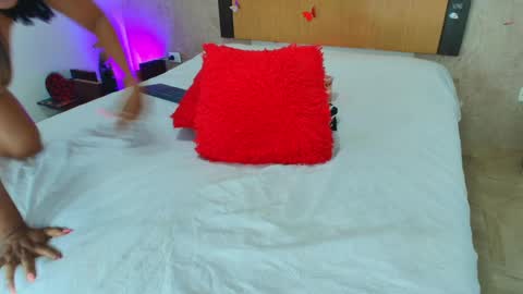 MIALOPEZ      .     Y      .      online show from 04-06-26, 06:20