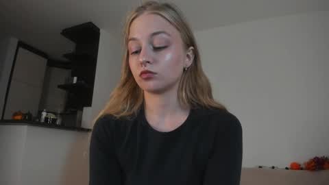 Snapshot of mia_meows chatting on 10-16-25, 03:13 Mia here Appreciate your support online show from 10-16-25, 03:13