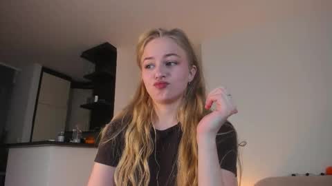 Snapshot of mia_meows chatting on 10-18-25, 11:55 Mia here Appreciate your support online show from 10-18-25, 11:55