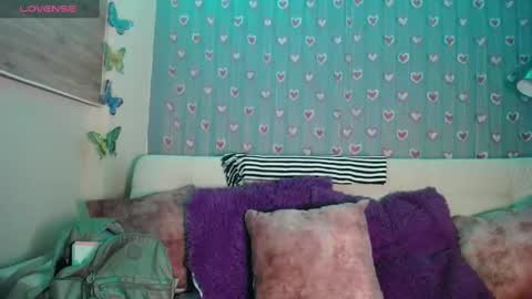 Snapshot of mia_petitebaby chatting on 10-31-25, 03:29  Ma  online show from 10-31-25, 03:29