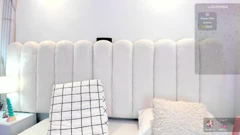 Mia online show from 02-18-25, 12:39