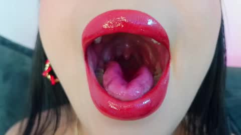 Mia online show from 04-22-26, 09:27