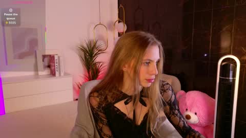 Mia online show from 04-03-26, 06:22