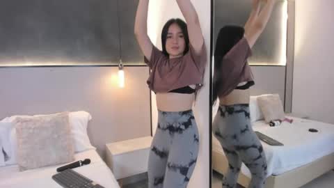 Snapshot of mia_slora chatting on 05-19-26, 12:11 M I A online show from 05-19-26, 12:11