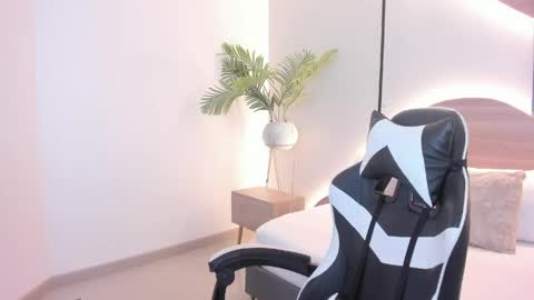 Snapshot of mia_slora chatting on 06-04-26, 02:39 M I A online show from 06-04-26, 02:39