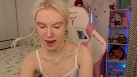 Mia online show from 02-25-26, 03:16