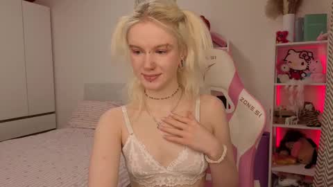 Mia online show from 03-01-26, 03:19