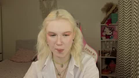 Mia online show from 03-25-26, 03:23