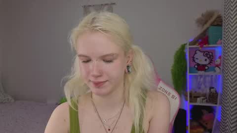 Mia online show from 04-22-26, 03:09