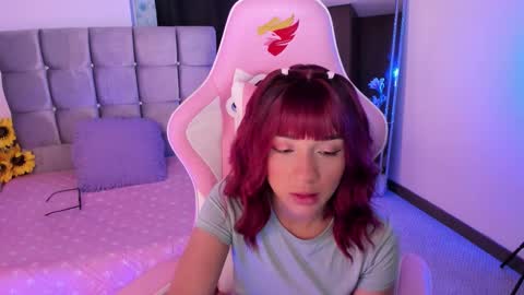 Snapshot of miaa_06 chatting on 09-11-25, 03:39 mia  nicolle online show from 09-11-25, 03:39