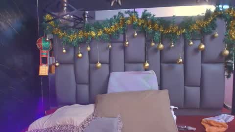 Mia online show from 12-20-25, 12:01