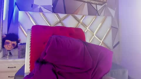 Snapshot of miacapucci1 chatting on 02-28-25, 03:37 online show from 02-28-25, 03:37