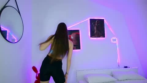 Mia online show from 04-22-26, 01:08