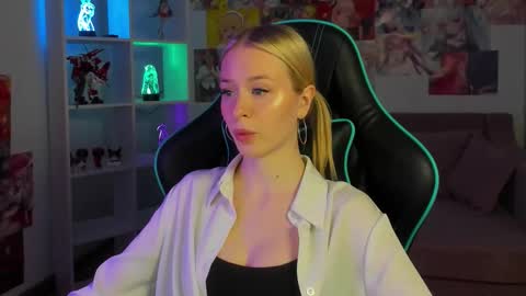 Snapshot of miagraces chatting on 10-24-25, 05:31 Mia online show from 10-24-25, 05:31