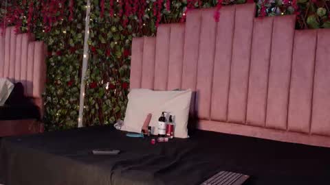 Mia online show from 12-21-25, 02:57