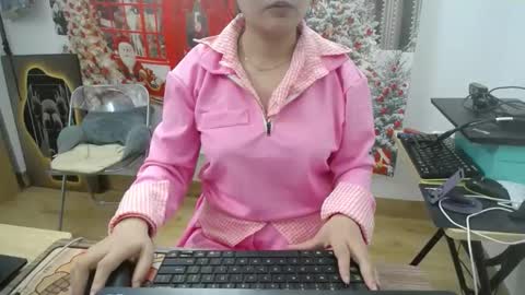 Mia online show from 12-17-25, 09:04