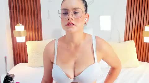Mia  online show from 05-28-26, 04:32