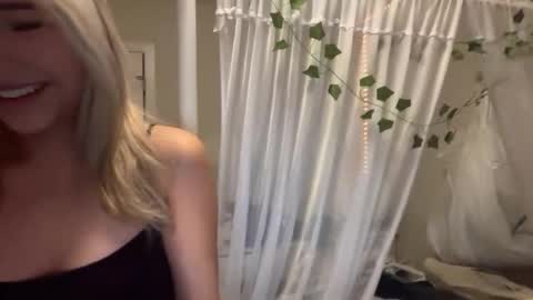 Mia online show from 02-26-26, 05:06