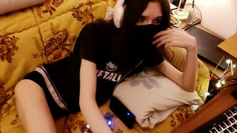 Snapshot of miaowhowl chatting on 02-05-25, 05:53 Kristien online show from 02-05-25, 05:53