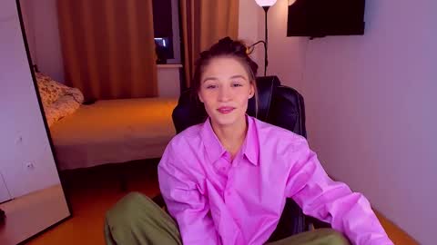 Mia online show from 02-06-25, 08:13