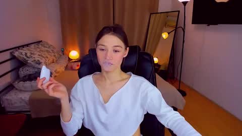 Mia online show from 02-11-25, 06:01