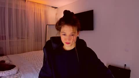 Mia online show from 04-09-26, 07:19