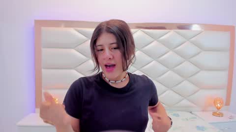 Snapshot of miaqueen021 chatting on 01-17-25, 12:21 Sweetie Mia online show from 01-17-25, 12:21