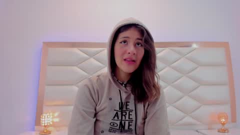 Snapshot of miaqueen021 chatting on 01-21-25, 12:18 Sweetie Mia online show from 01-21-25, 12:18