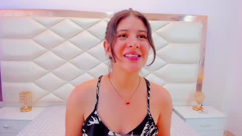 Snapshot of miaqueen021 chatting on 01-24-25, 06:25 Sweetie Mia online show from 01-24-25, 06:25