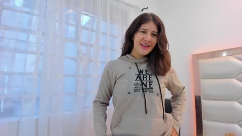 Snapshot of miaqueen021 chatting on 01-29-25, 12:13 Sweetie Mia online show from 01-29-25, 12:13