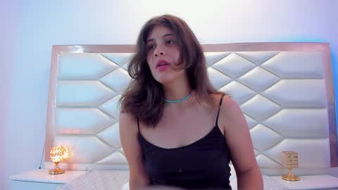Snapshot of miaqueen021 chatting on 02-05-25, 06:37 Sweetie Mia online show from 02-05-25, 06:37