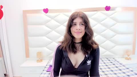 Snapshot of miaqueen021 chatting on 02-13-25, 03:35 Sweetie Mia online show from 02-13-25, 03:35